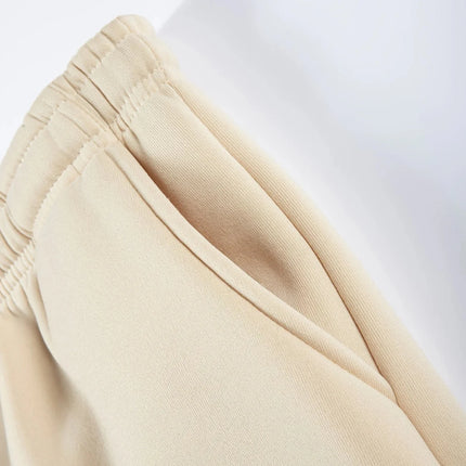 Close-up of the beige jogger pants from the Conjunto Paris for Men, featuring elastic waistband and soft thermal lining for comfort.