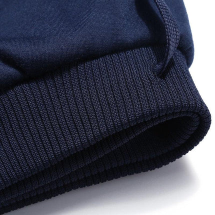 Detalle de puño del pantalón polar Arctic Flex para hombre en azul marino, mostrando textura de alta calidad y diseño elegante.