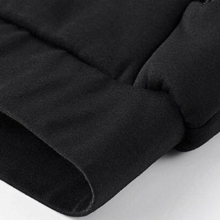 Detalle del borde del puño del pantalón forrado en sherpa negro, parte del conjunto de invierno para hombre.