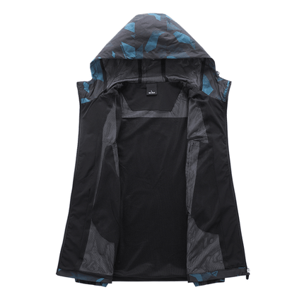 Campera Corta Rompeviento Mange para Hombre abierta, diseño camuflado, con capucha ajustable, ideal para días frescos y uso urbano.