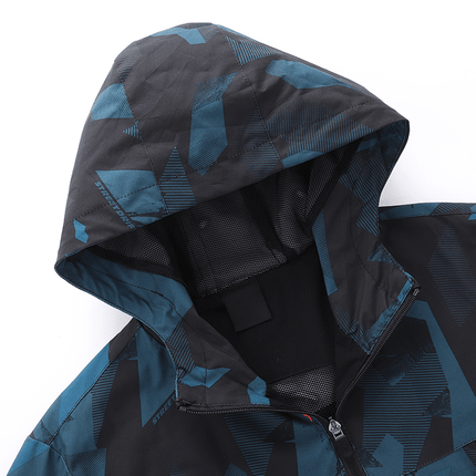 Campera corta rompeviento para hombre tipo camuflado con capucha ajustable y cierre frontal, color negro y azul, ideal uso urbano.