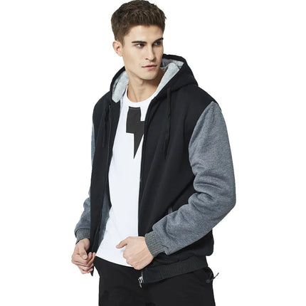 Hombre vistiendo conjunto de buzo y pantalón polar en negro y gris, ideal para el invierno por su estilo moderno y comodidad.