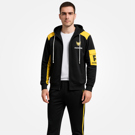Conjunto deportivo hombre urbano, buzo con capucha y pantalón negro con detalles amarillos, ideal para entrenar o uso diario.