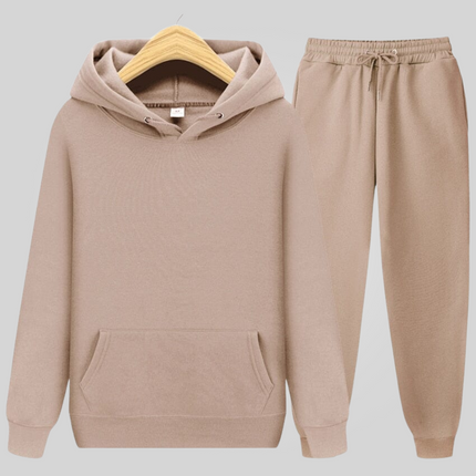 Conjunto Free Way para Hombre con buzo beige con capucha y pantalón. Comodidad ideal para uso diario y viajes.