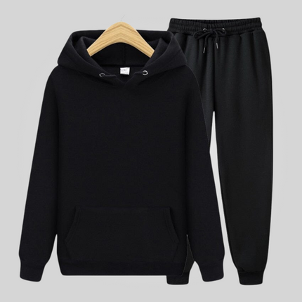 Conjunto Free Way para Hombre con buzo negro con capucha y pantalón elástico, ideal para comodidad diaria. Disponible en varios colores.