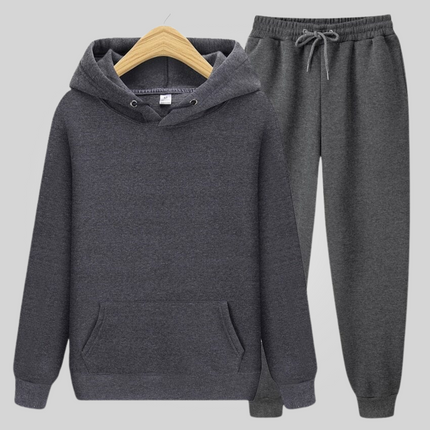 Conjunto Free Way para hombre en gris oscuro, buzo con capucha y pantalón con cintura elástica, cómodo y ideal para uso diario.
