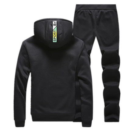 Conjunto de buzo y pantalón de polar negro para hombre, ideal para días fríos, con capucha y cierre frontal.