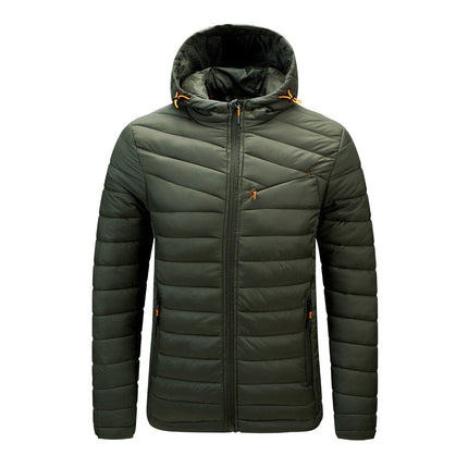 Campera puffer verde para hombre con capucha, diseño acolchado y cierre frontal, ideal para invierno y uso urbano.