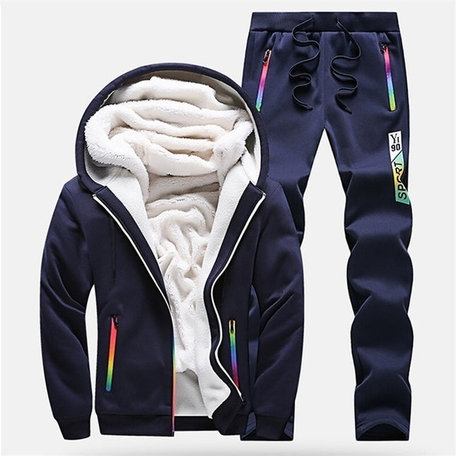 Conjunto de buzo y pantalón de polar para hombre en azul con capucha forrada, cierre frontal y diseño moderno, ideal para días fríos.
