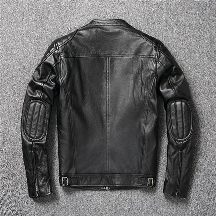 Campera de cuero 100% vacuno negra con diseño acolchado en codos, vista trasera en superficie gris.