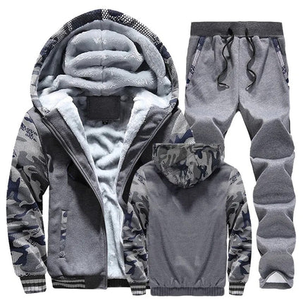 Conjunto Polar Frost Peak para hombre: Buzo con capucha forrada y pantalón polar gris con estampado camuflaje, ideal para invierno.