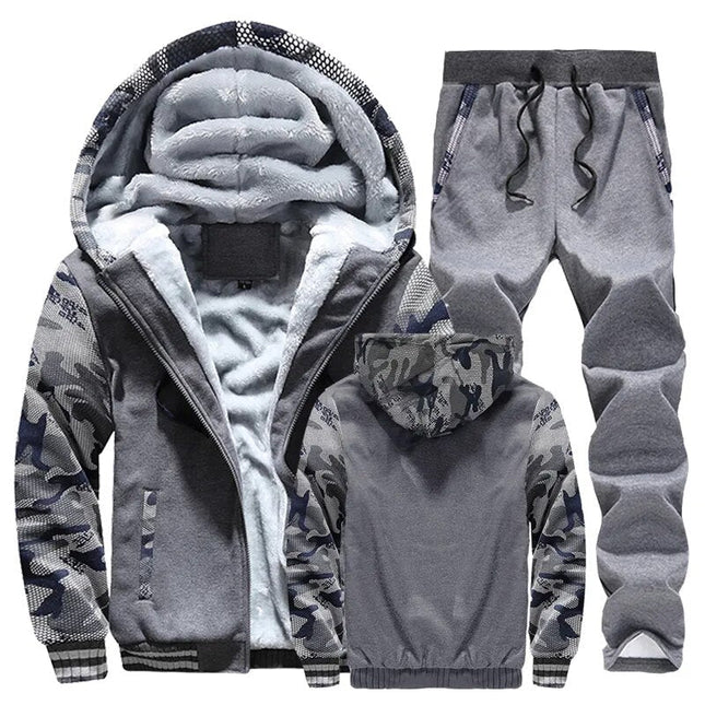 Conjunto Polar Frost Peak para hombre: Buzo con capucha forrada y pantalón polar gris con estampado camuflaje, ideal para invierno.