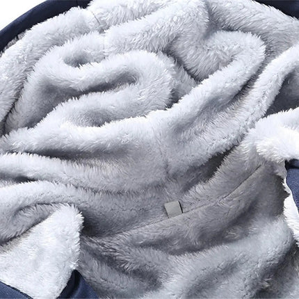 Close-up of fuzzy, soft fleece lining in Conjunto Polar Frost Peak hoodie, showcasing warmth and comfort for winter.