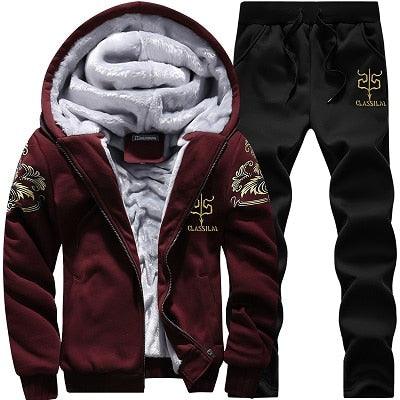 Conjunto Polar Arctic Flex para Hombre en color burdeos con capucha forrada y pantalón polar negro, ideal para el invierno.