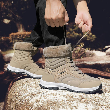 Hombre atando las botas de senderismo cálidas, color beige, con suela resistente, ideales para caminatas en climas fríos.