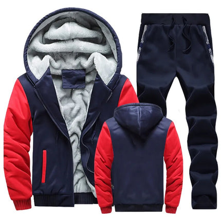 Conjunto de buzo y pantalón polar para hombre en azul y rojo, ideal para invierno, con capucha forrada y estilo moderno.