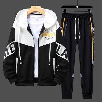 Conjunto deportivo urbano para hombre en blanco y negro con detalles gráficos y capucha, ideal para entrenar o uso diario.