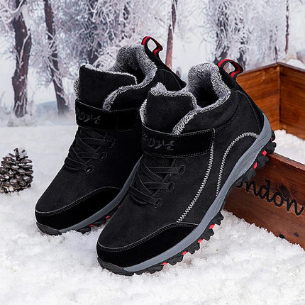 Botas cálidas de invierno para mujeres en un entorno nevado, ideales para mantener los pies abrigados y cómodos en climas fríos.