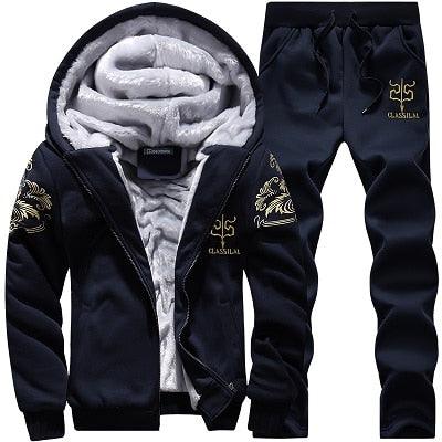 Conjunto Polar Arctic Flex para Hombre con capucha forrada y bordados dorados en sudadera y pantalón polar, ideal para invierno.