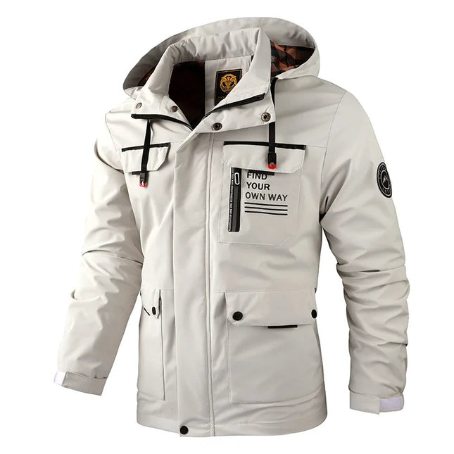 Hombre usando campera cortavientos impermeable con capucha blanca y diseño moderno.