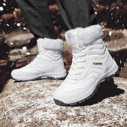 Alt Tag: Hombre con botas de senderismo cálidas blancas, perfectas para actividades al aire libre en invierno.