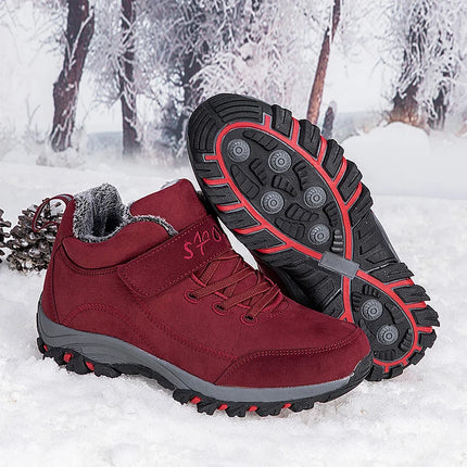 Botas cálidas de invierno para mujeres en color rojo, con suela antideslizante, sobre un fondo de nieve y bosque.
