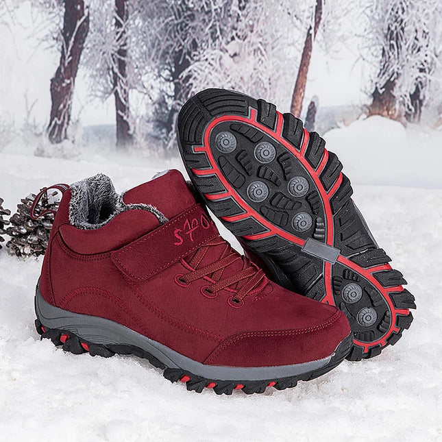 Botas cálidas de invierno para mujeres en color rojo, con suela antideslizante, sobre un fondo de nieve y bosque.