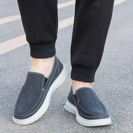 Persona usando zapatos de lona casuales para hombre en la calle.