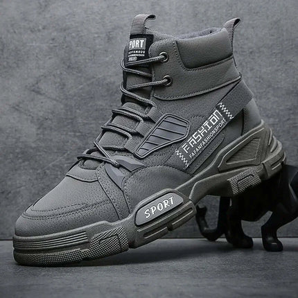 Bota AlphaTrek para hombre, diseño urbano y militar, cuero genuino, resistente y estilizada, ideal para clima frío y terreno difícil.