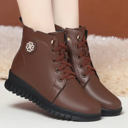 Botas de cuero ComfortFlex marrones para mujer, con suela flexible y diseño urbano, ideales para comodidad y estilo diario.
