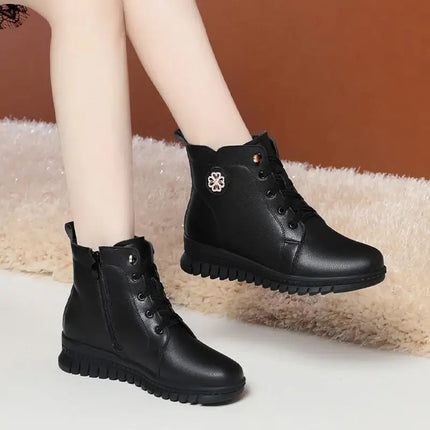 Botas de mujer ComfortFlex negras, diseño clásico y urbano, de cuero de alta calidad con suela flexible antideslizante.