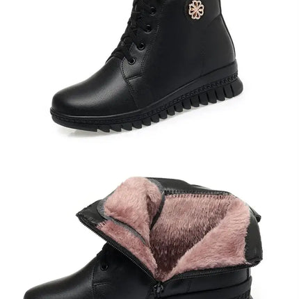 Botas de mujer en cuero negro ComfortFlex con suela antideslizante y forro interior de felpa rosada; diseño clásico y urbano.