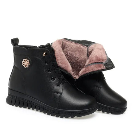 Botas de mujer ComfortFlex de cuero negro con diseño urbano, suela antideslizante y forro cálido, perfectas para uso diario en invierno.