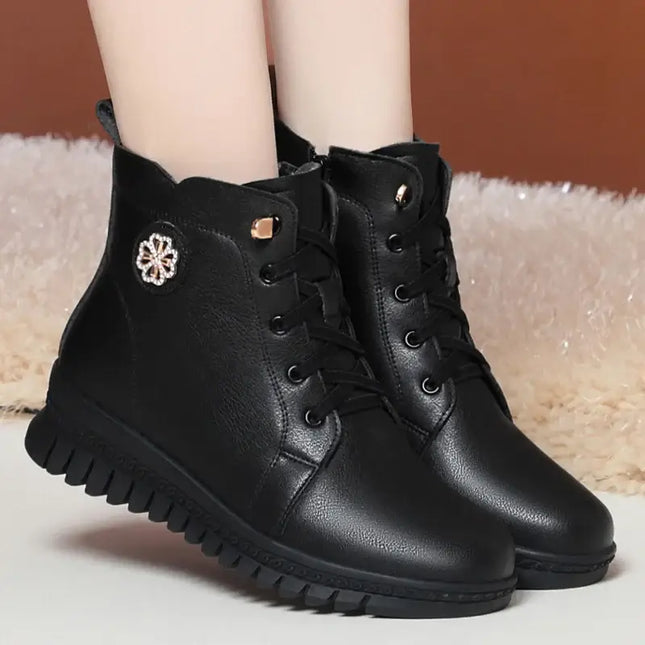 Bota de cuero ComfortFlex para mujer, diseño clásico urbano, suela antideslizante, ideal para trabajo o salidas casuales.
