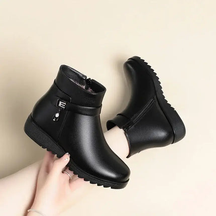 Bota de cuero negra Nube Polar Mujer con diseño bajo, forro polar y suela gruesa. Ideal para días fríos. Botas de mujer elegantes y cómodas.