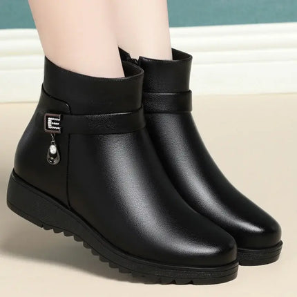 Bota de cuero Nube Polar para mujer en negro con forro polar y diseño elegante, ideal para el frío, estabilidad y confort.