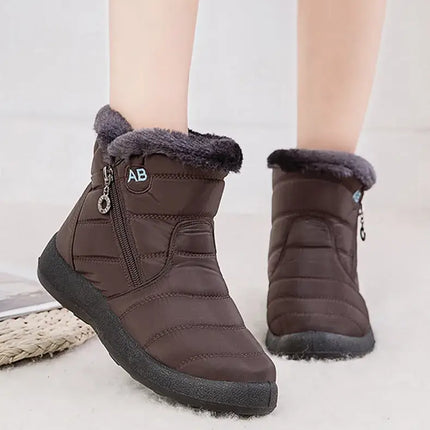 Botas impermeables de mujer marrones con abrigo interior de felpa, diseño moderno y tacón bajo, ideales para climas fríos.