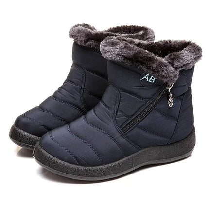 Bota impermeable chic de mujer negra con felpa, cierre lateral y diseño moderno, ideal para invierno y climas fríos.