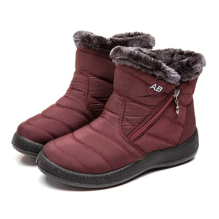 Bota Impermeable Chic para mujer en color burdeos con interior de felpa suave, diseño moderno y cierre lateral.