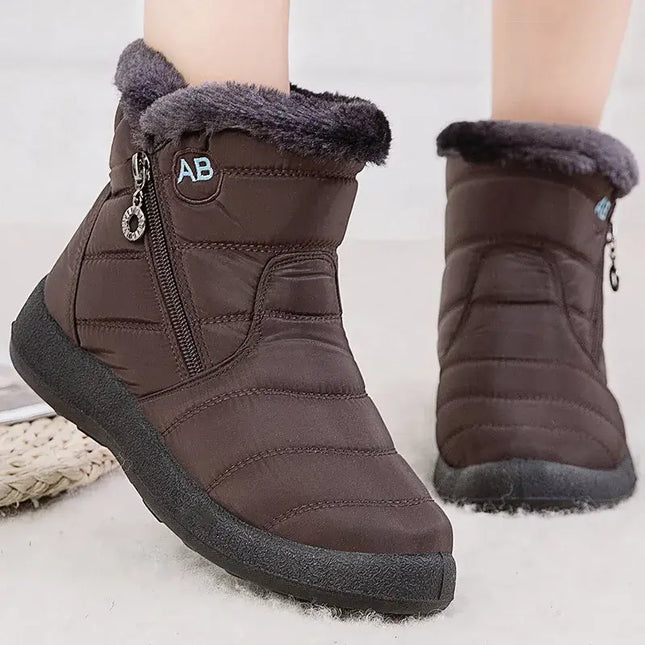 Botas de mujer marrones, impermeables con abrigo interior de felpa, diseño moderno y tacón bajo para climas fríos.