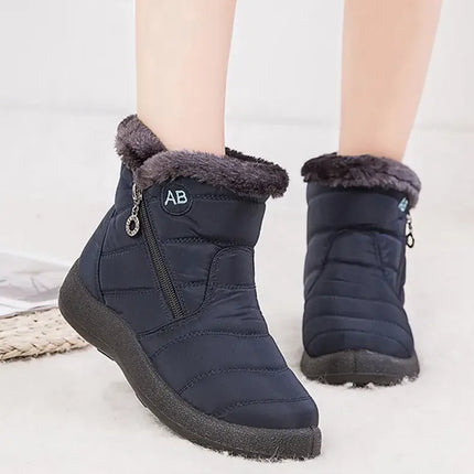 Bota Impermeable Chic azul con abrigo de felpa, diseño moderno, ideal para invierno. Botas de mujer elegantes y seguras.