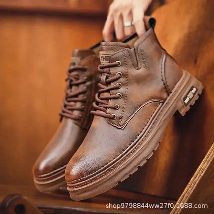 Botas de hombre Royal Ride de cuero genuino, diseño retro elegante, color marrón, detalle de costura, ideal para estilo urbano.