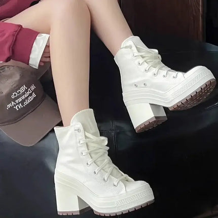 Botas de mujer estilo callejero en lona blanca con plataforma, perfectas para un look urbano y moderno, inspiradas en la cultura skate.