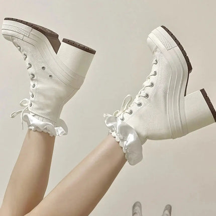 Botas de mujer blancas estilo urbano con plataforma alta y cordones, inspiradas en la moda callejera para un look moderno y cómodo.