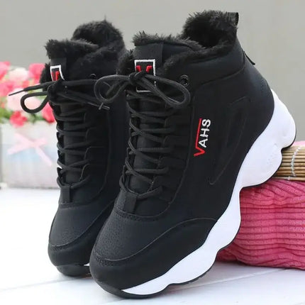 Botas de mujer negras con suela gruesa antideslizante, diseño deportivo y moderno. Ideales para invierno, brindan altura y abrigo.