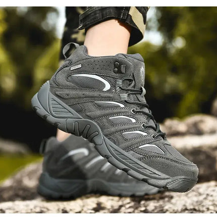 Botas DesertX Hombre en gris: Ligeras, tácticas y antideslizantes para terrenos exigentes. Calzado de cuero genuino para otoño.