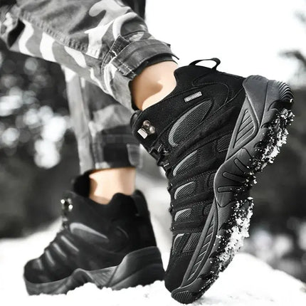 Alt Tag: Botas DesertX Hombre en nieve, ligeras, tácticas y antideslizantes, ideales para terrenos exigentes. Botas de hombre cuero genuino.