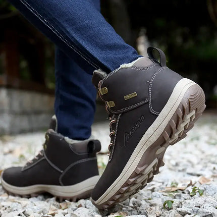 Botas de hombre con cuero genuino, impermeables y forro de felpa corta, ideales para invierno, mostrando suelos irregulares y pantalón de mezclilla.