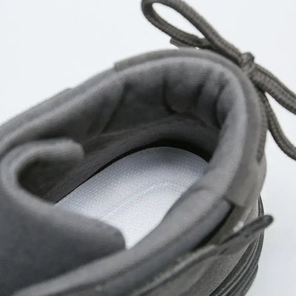 Detalle interior de las Botas Tácticas Hombre 2025, cuero genuino, ligeras, con diseño antideslizante para mayor seguridad.