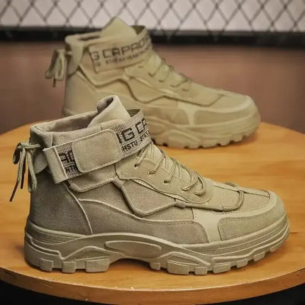 Botas Tácticas Hombre 2025 en color arena, ligeras y antideslizantes, diseño resistente para misiones y trabajos al aire libre.